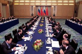 Ruská a čínská delegace jednají v Pekingu.