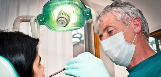 Zubaři chtějí, aby pojišťovny nehradily plomby a rovnátka pro dospělé (ilustrační foto).