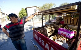 Darío Segovia se drží nad vodou prodáváním ovoce a zeleniny z kamionu.