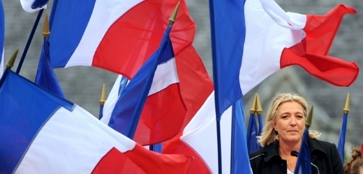 Le Penová se s oblibou halí do francouzské trikolory. Běda však ženám, které se halí do muslimských šátků.