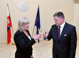 Čerstvě zvolená premiérka Radičová si v roce 2010 připíjí s odstupujícím Robertem Ficem. Příští rok v březnu se jejich role pravděpodobně opět otočí. 