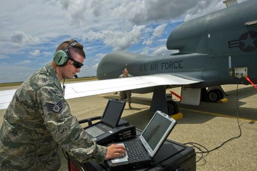 Vojáci USA připravují Global Hawk ke startu.