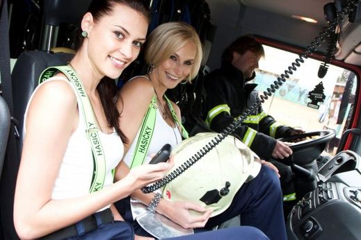 Dívky se svezly také v hasičském autě.