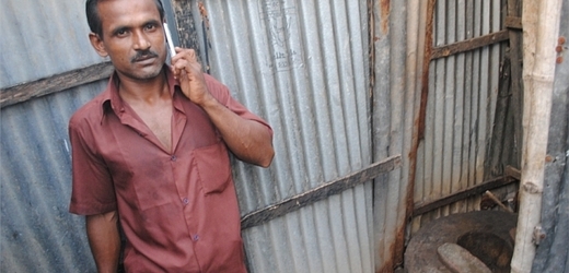 Pětatřicetiletý rikša Abdul Malik má svůj mobil, ale záchod sdílí s dalšími rodinami.