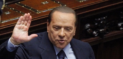 Berlusconi ustál jednapadesáté hlasování o důvěře za tři roky. Tentokrát o vlásek (hlásek).