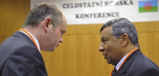 Romský aktivista Stanislav Daniel (vpravo) a jihomoravský hejtman Michal Hašek na konferenci.