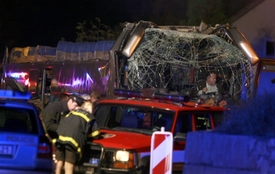 Během nehody autobusu bylo zraněno třicet cestujících.