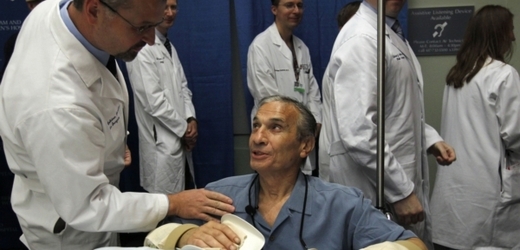 Tým českého chirurga transplantoval v USA tomuto muži obě ruce.