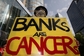 Protestující v Číně nese transparent s heslem "Banky jsou rakovina".