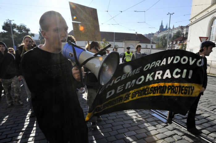 Asi 300 lidí se sešlo na pražském náměstí Republiky, aby vyslovili svůj nesouhlas s vládní politikou a situací v Česku. Podobné akce se konají po celém světě.
