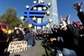 Před sídlem Evropské centrální banky ve Frankfurtu se sešla asi tisícovka protestujících s transparenty hlásajícími hesla jako "Spekulujete s naším životem" nebo "Prosázeli jste naši budoucnost".
