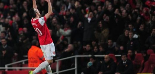 Robin van Persie pomohl Arsenalu dvěma góly k výhře nad Sunderlandem.