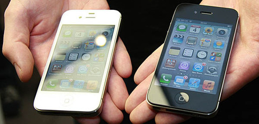 Dvě provední telefonu iPhone 4S.