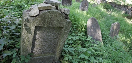 Na třináctiletého chlapce v hodině dějepisu spadl na židovském hřbitově náhrobek (ilustrační foto).