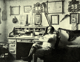 V bytě Fridolína Hojera (1868-1947), průkopníka českého boxu, kulturistiky a atletiky.