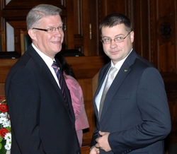 Vládu bez Rusů chtěly původně sestavit strany exprezidenta Valdise Zatlerse (vlevo) a dosavadního premiéra Valdise Dombrovskise.