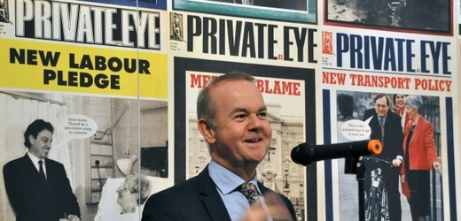 Šéfredaktor Private Eye Ian Hislop na zahájení výstavy k padesáti letům časopisu.