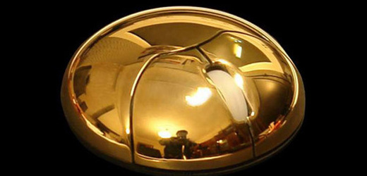 Kulatá zlatá Gold Metal Sun Mouse z edice číslo MJ777. Její cena se pohybuje kolem 354 900 korun.
