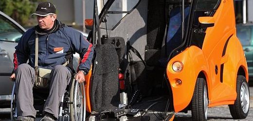 Do auta invalida vjede přímo na vozíku.