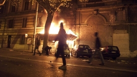 Při protikapitalistických bouřích v Římě hořelo.