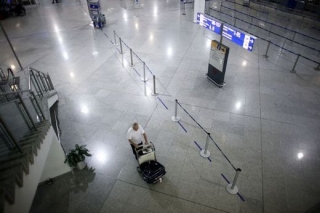 Mezinárodní letiště v Aténách zeje prázdnotou.