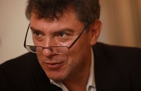 Jeden z opozičních vůdců Boris Němcov neskrývá nad satirou radost. 