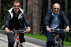 Vnitřní demokracie... Putin a Medveděv si přehazují funkce. 