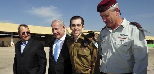 Šalit s s izraelským premiérem (druhý zleva), ministrem obrany a šéfem štábu armády.