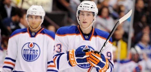 Osmnáctiletý Ryan Nugent-Hopkins (vpravo) v NHL září.