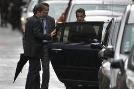 Prezident Sarkozy odjíždí z návštěvy porodnice.