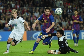 Barcelonský Lionel Messi (uprostřed) se snaží překonat brankáře Čecha.