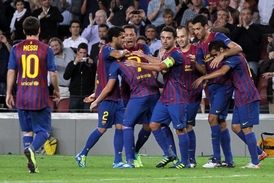 Radost hráčů Barcelony po gólu Davida Villy.
