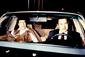 Libyjský vůdce v roce 1990. Auto řídí bývalý egyptský prezident Husní Mubarak (Foto: ČTK/AP).