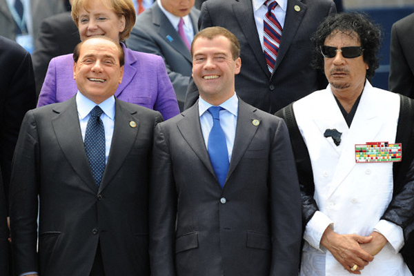 Kaddáfí se Silviem Berlusconim vlevo), ruským prezidentem Dmitrijem Medveděvem (uprostřed) a německou kancléřkou Angelou Merkelovou.