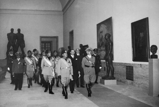 Hitler s hosty v Domě německého umění roku 1937.
