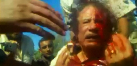 V době zajetí byl Kaddáfí naživu.