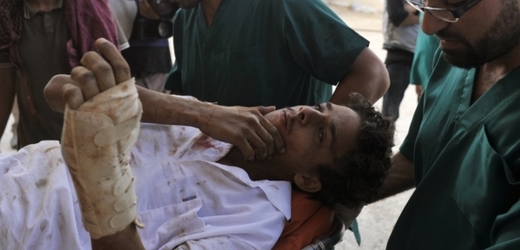 Zraněný libyjský povstalecký voják.