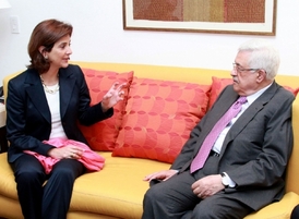 Izraelský návrh předala Abbásovi kolumbijská ministryně María Ángela Holguínová.