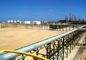 Západ bojuje v Libyi o ropné koncese. Na snímku zařízení ENI na zpracování plynu.
