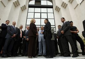 Šéfka diplomacie USA s novými pány Libye (18. 10. v Tripolisu).