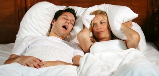Třetina párů spí kvůli chrápání jednoho z partnerů odděleně (ilustrační foto).