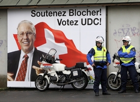 Blocher má volební bašty zejména v německy mluvících kantonech, ale voliče získává i mezi frankofony. 