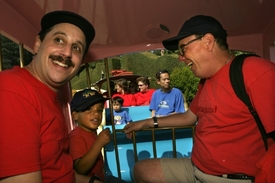 Steven a Lane Mashalovi s adoptivním synem Jonatanem ve floridském Disneylandu.