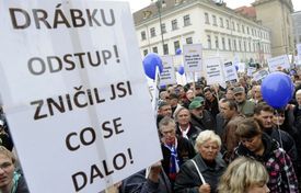 Demonstranti nejvíce kritizovali Jaromíra Drábka a Miroslava Kalouska.