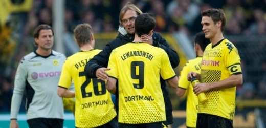Fotbalisté Dortmundu se radují po vítězném zápase s Kolínem nad Rýnem.