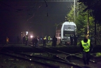 Ve vlaku, který vykolejil, jelo padesát lidí. 