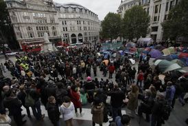 Protesty v Londýně u katedrály svatého Pavla.