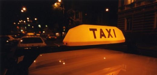 Pachatel zavraždil taxikáře ve večerních hodinách u čelákovického vlakového nádraží (ilustrační foto).