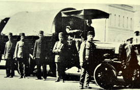 Nákladní automobil turecké armády v bojích o Libyi, snímek z časopisu Český svět, říjen 1911.