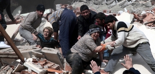 Zemětřesení v Turecku už má na svědomí 217 mrtvých a 1090 zraněných.